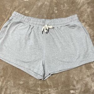 Vuori - womens boyfriend shorts size large in gray